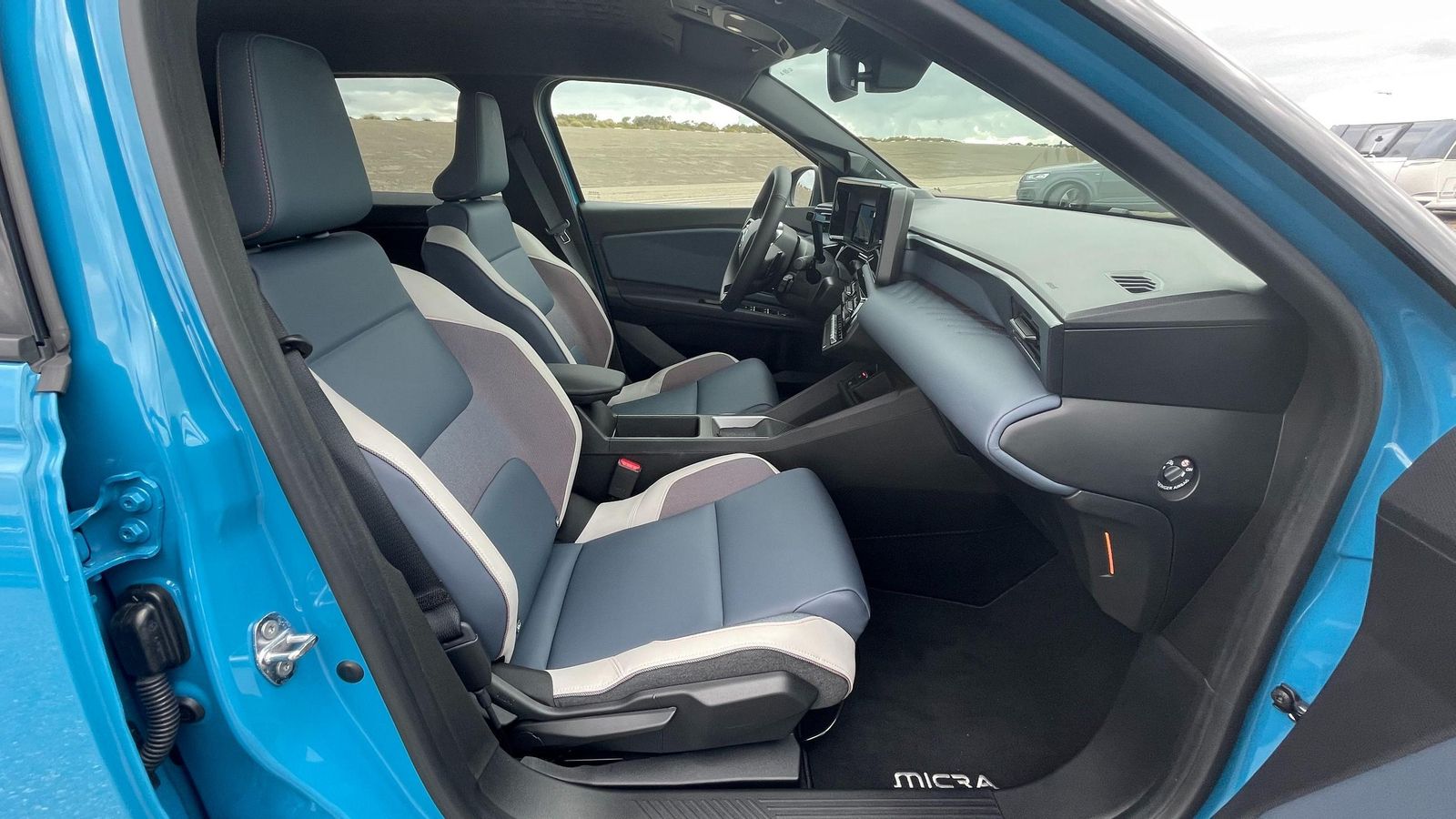 En el nivel Tekna los motores -en realidad, sólo emplea uno para todos los movimientos- alcanzan al asiento de conductor, pero no para el desplazamiento longitudinal. El del acompañante cuando menos tiene regulación en altura de banqueta.