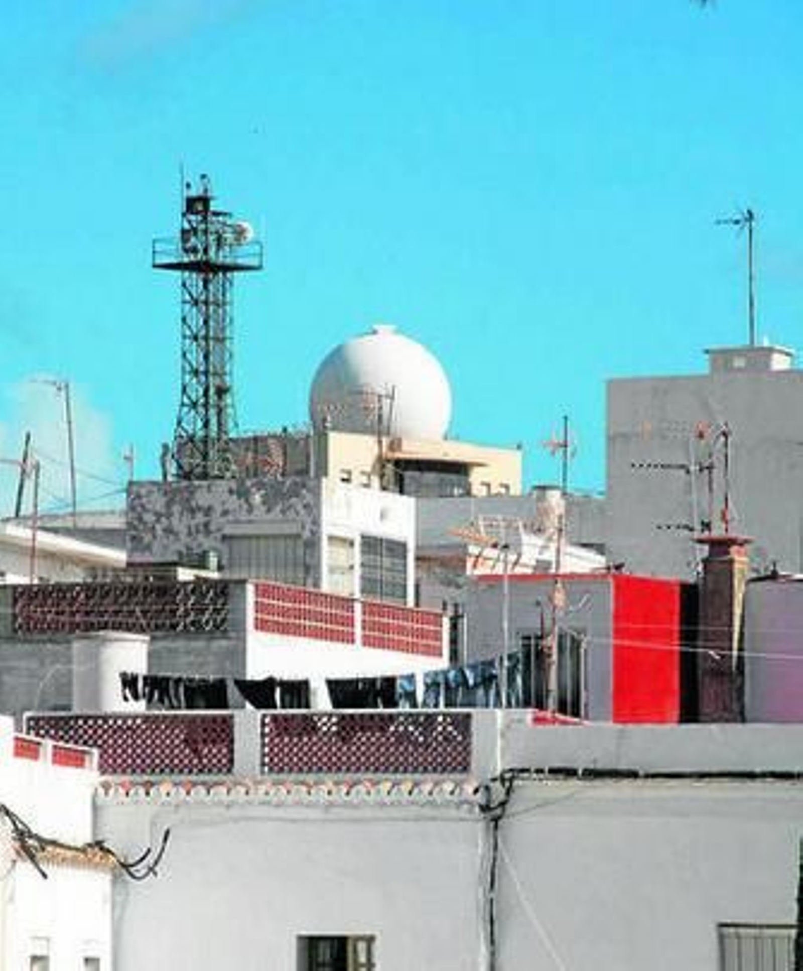 Imagen del radar militar visto desde el casco urbano de Tarifa.