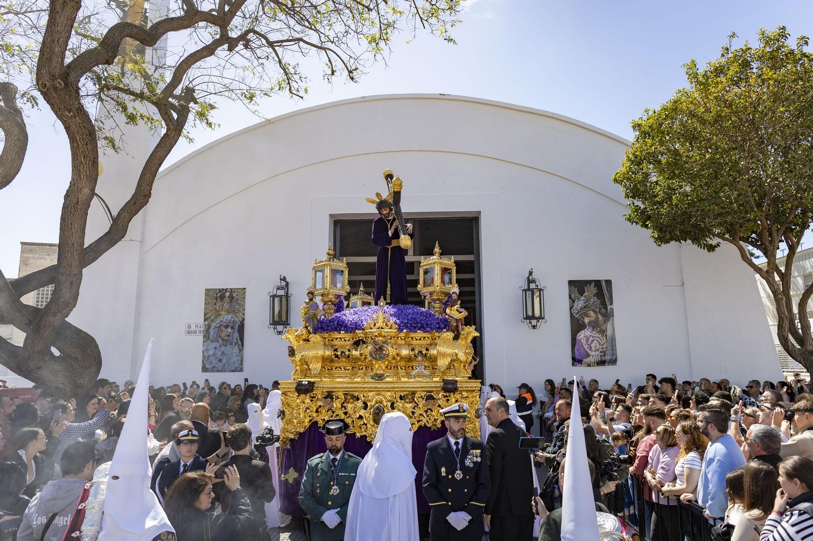 En imágenes, Gran Poder adeanta su salida y recorta su recorrido en el Miércoles Santo de la Semana Santa 2025 de San Fernando