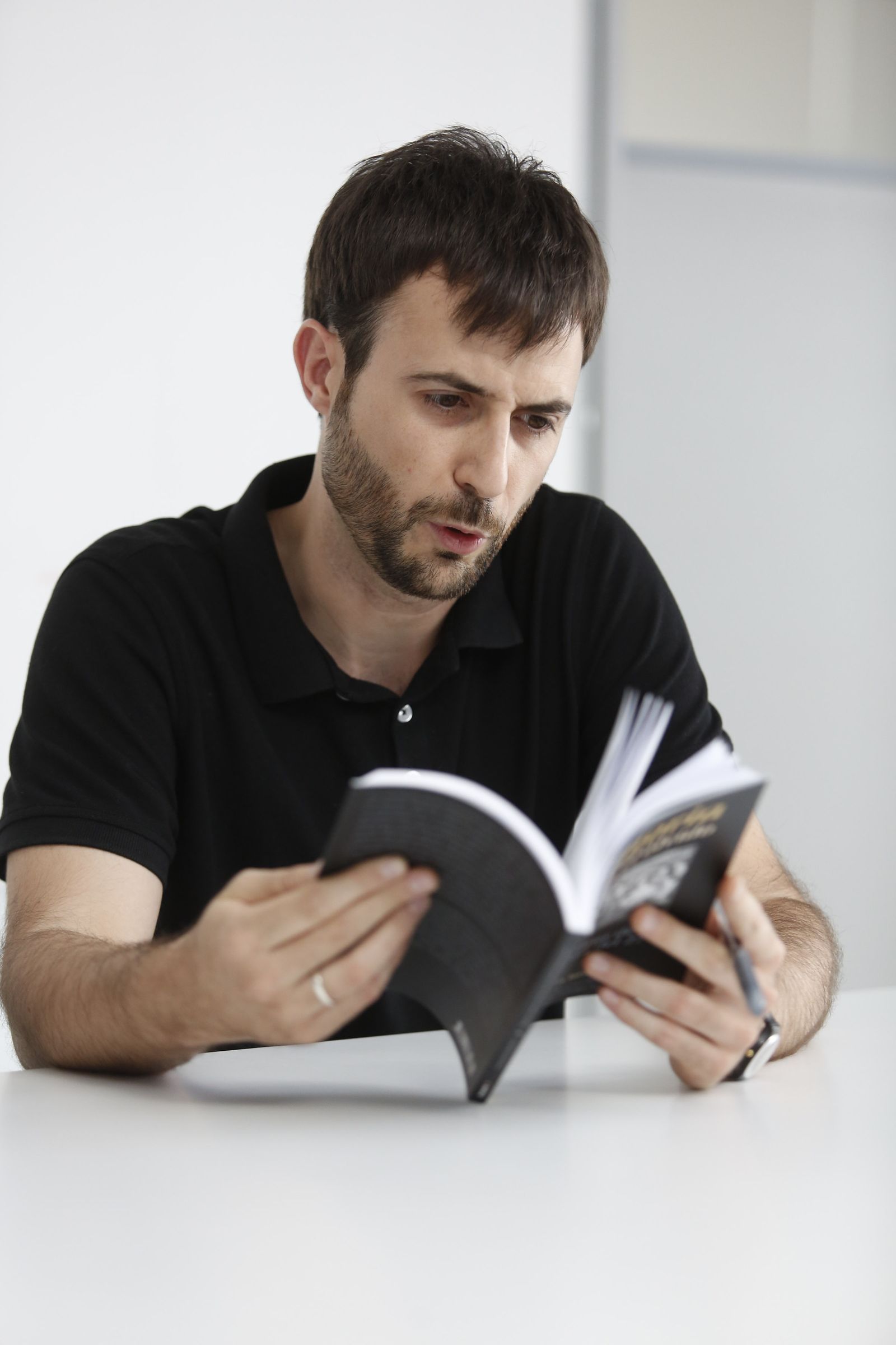 Jaramillo ojea su ensayo mientras habla sobre él.