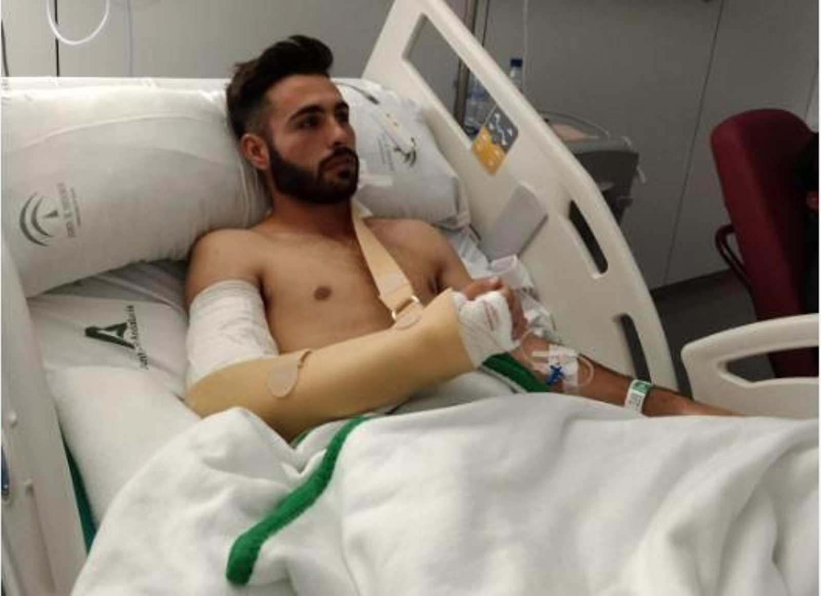 Iván Báez, en el hospital de La Línea, tras ser intervenido Iván Báez, en el hospital de La Línea, tras ser intervenido