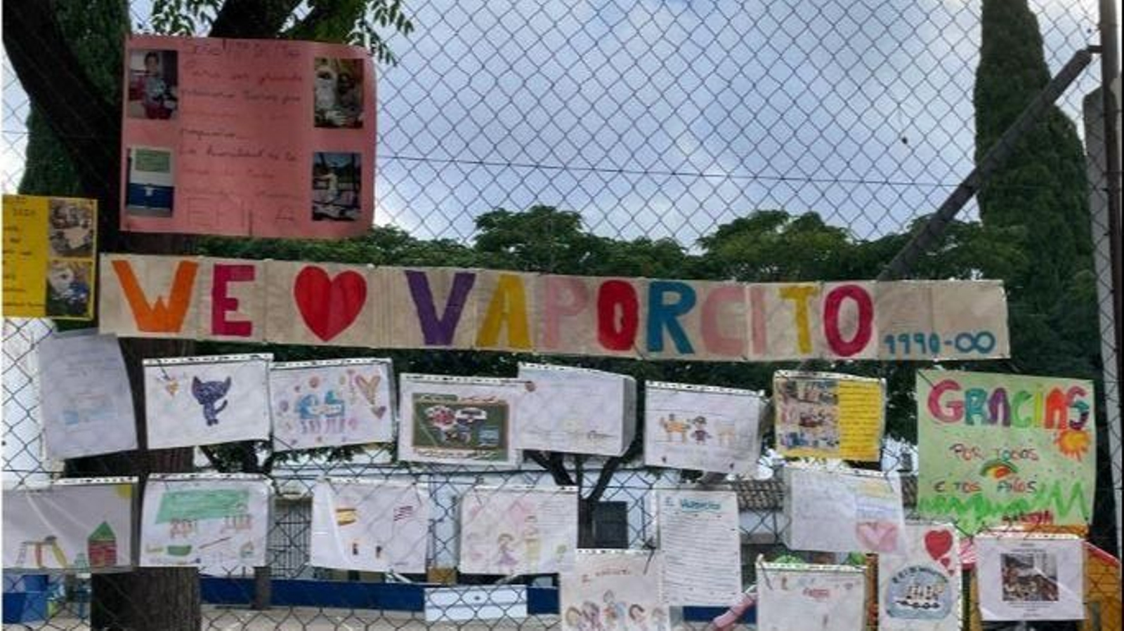 Carteles de despedida en el colegio público El Vaporcito, antes de su cierre.