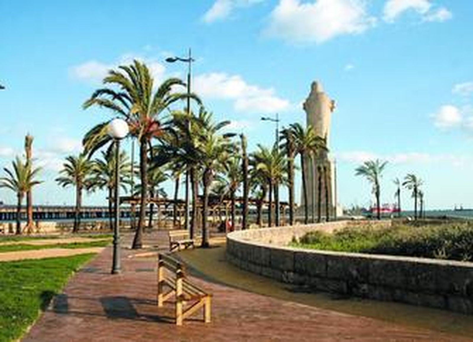 La senda peatonal concluye en la Punta del Sebo, donde se ha mejorado toda la zona del monumento a Colón.