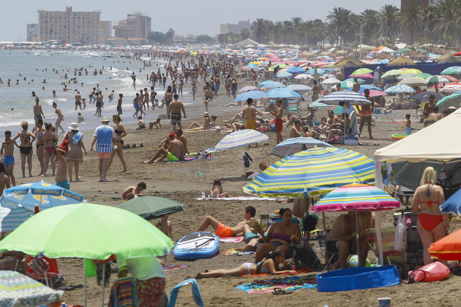 Fotos de la afluencia masiva en las playas de Málaga