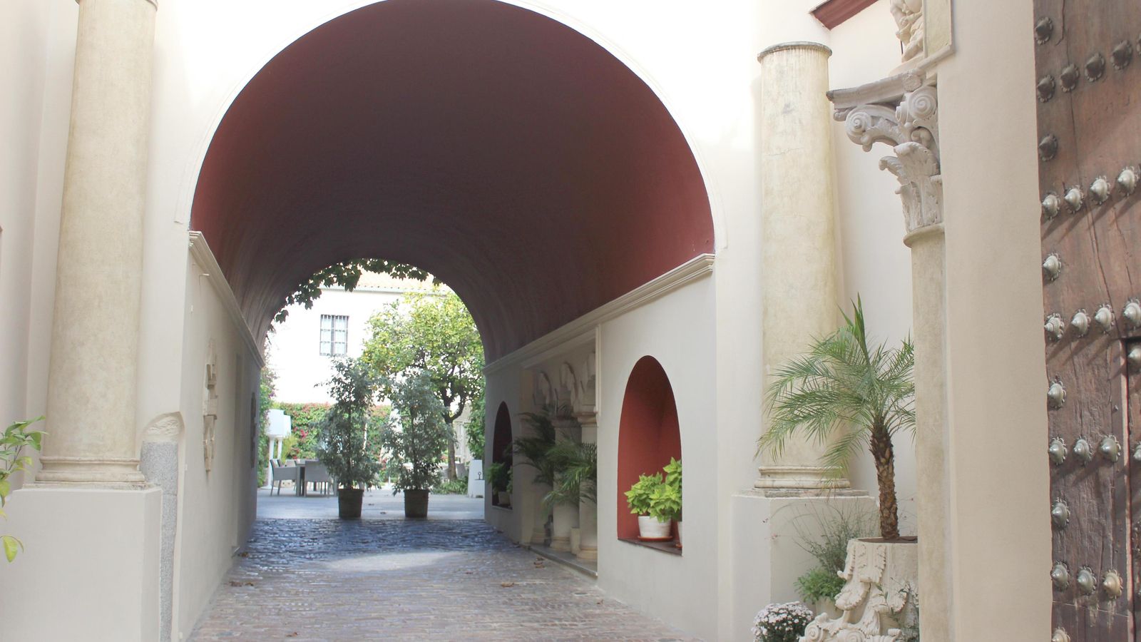 Entrada al hotel Hospes Palacio del Bailío, que permanece abierto.