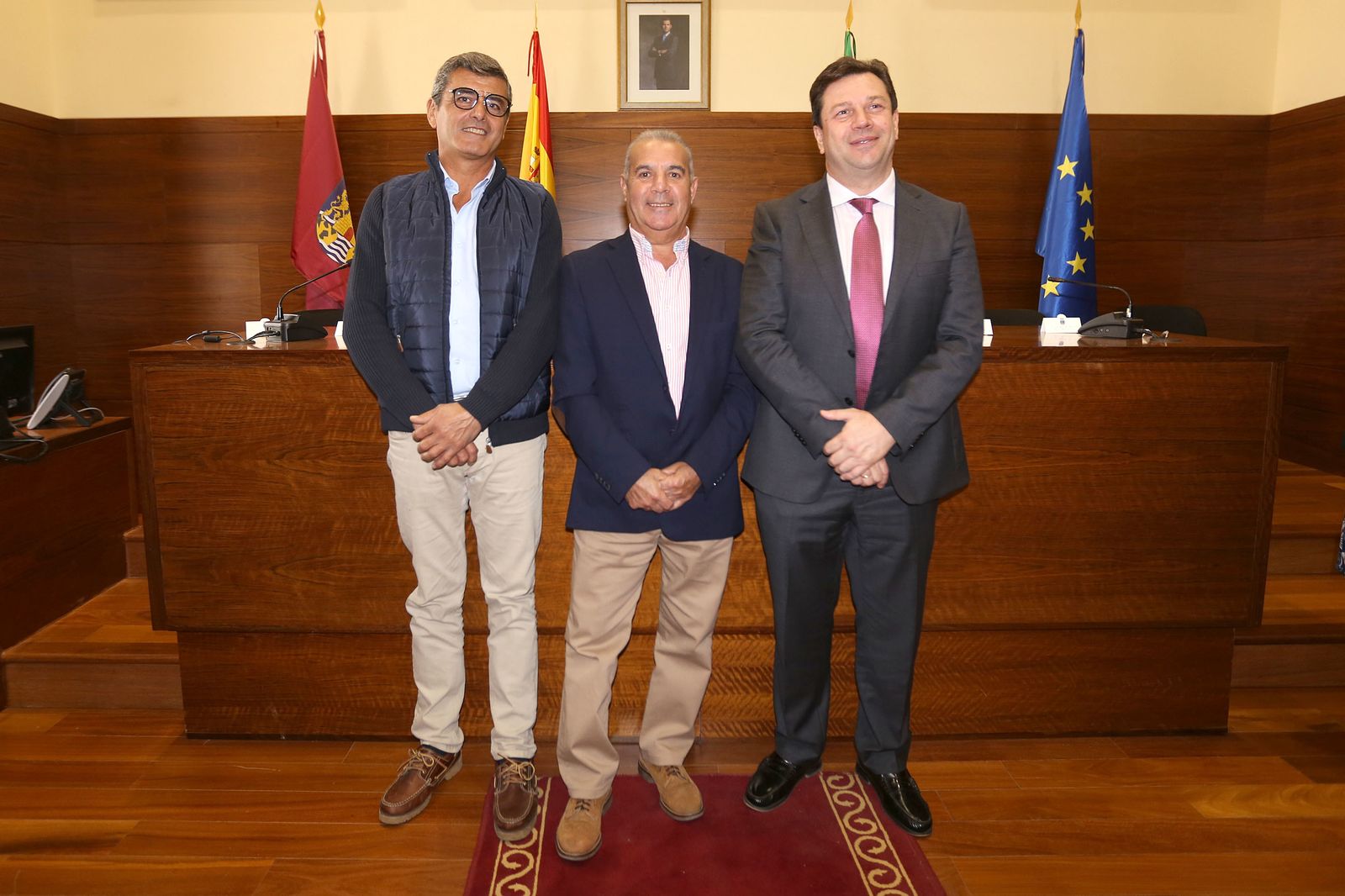 Los encargados de encarnar a los Reyes Magos tras el acto de presentación en el Ayuntamiento.