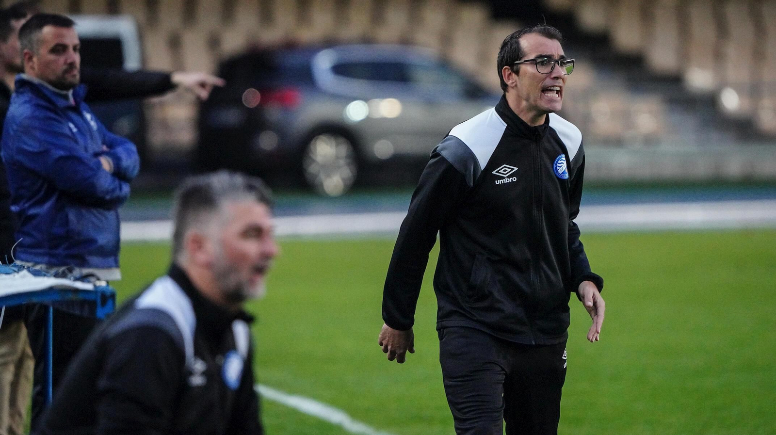 Francis vivió el partido con intensidad desde el banquillo.