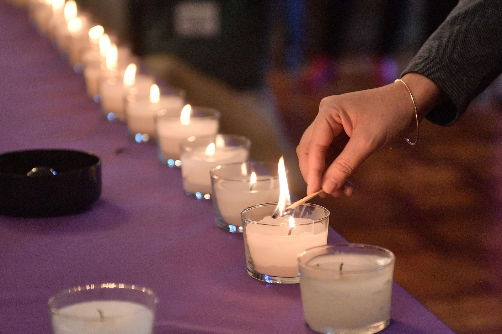 Unas velas durante el acto con motivo del Día Internacional por la Eliminación de la Violencia contra las Mujeres.