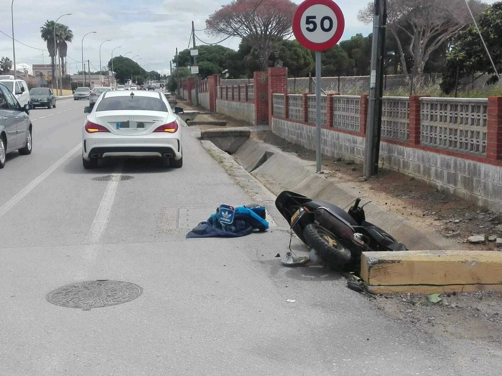 Estado en el que quedó el ciclomotor tras el impacto con el coche.