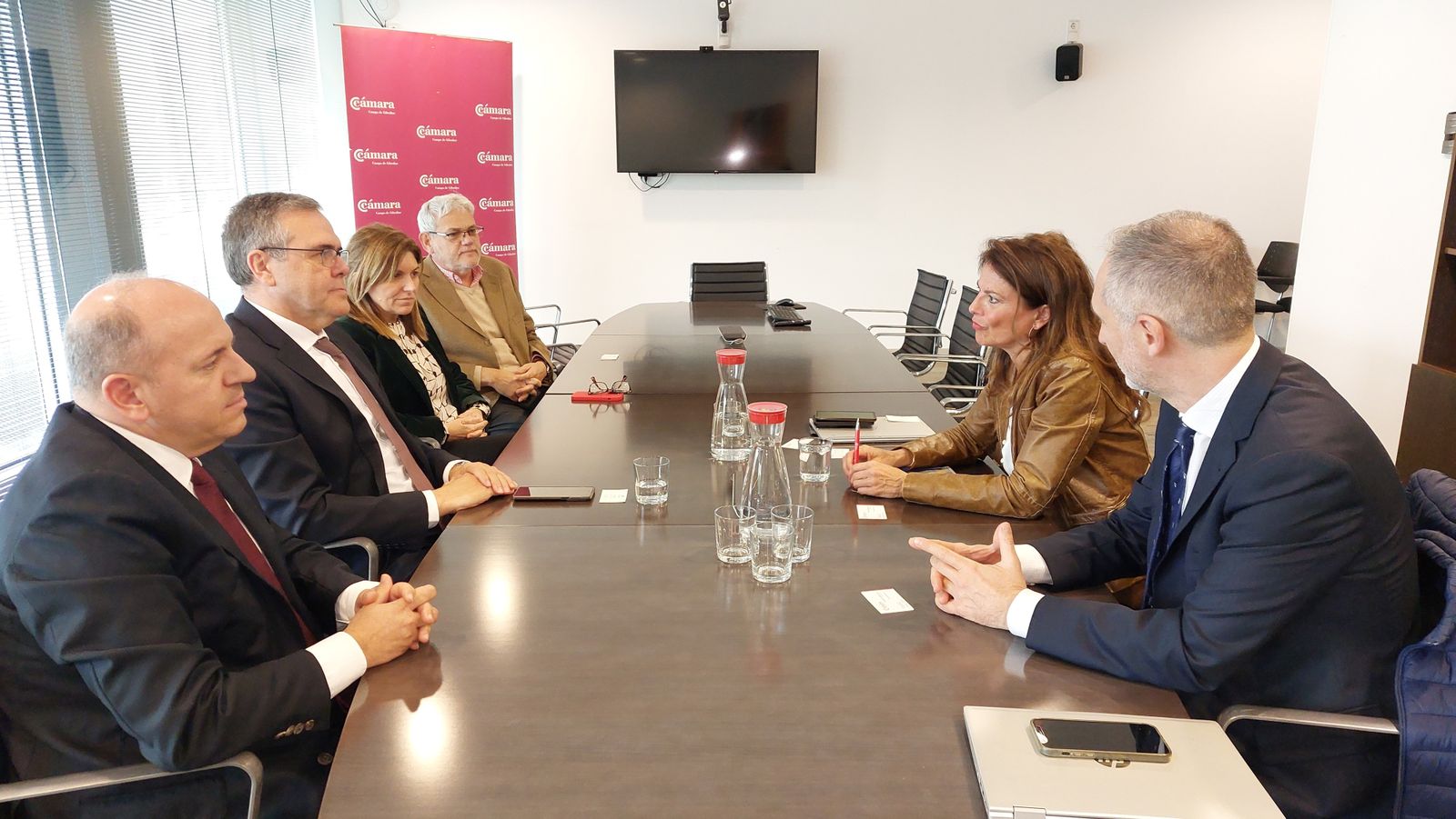 Los representantes de la Cámara de Comercio y Micro Bank.