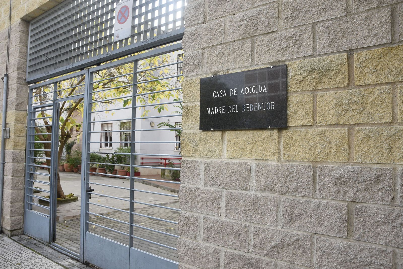 Fachada de la Casa de Acogida Madre del Redentor, que cumple su XX aniversario este año.