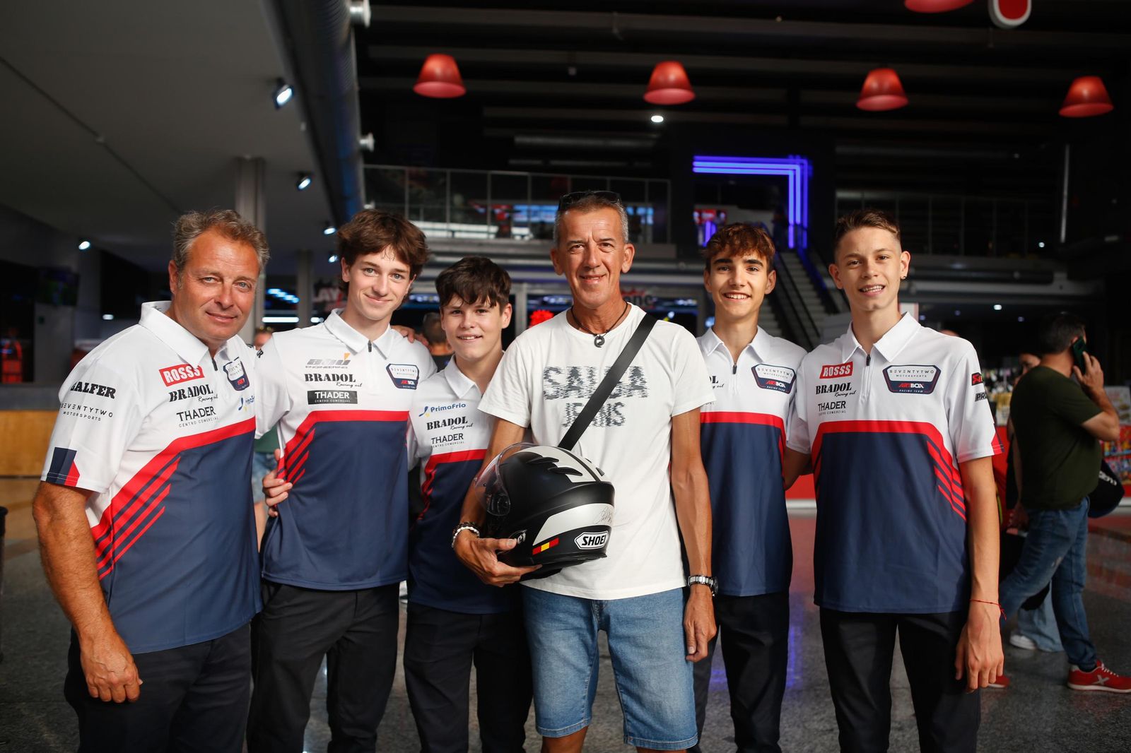 Las fotos de la visita del campeón del Mundo Emilio Alzamora al centro comercial Bahía Plaza de Palmones (Los Barrios)