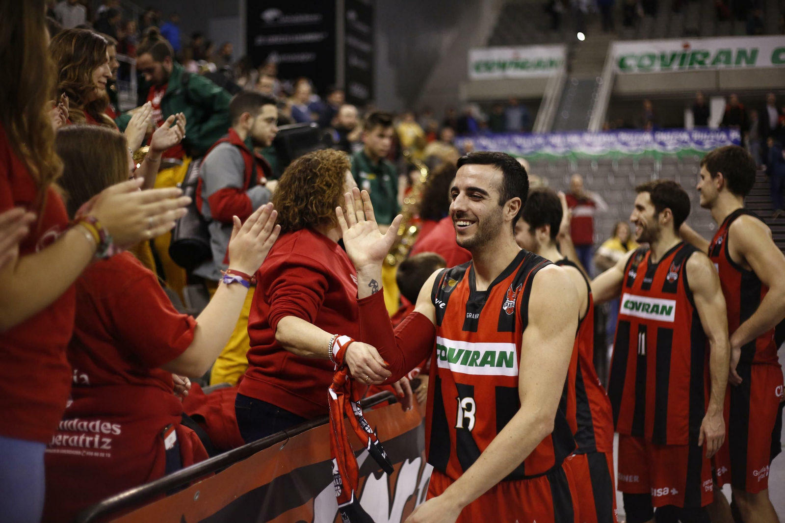 Alo Marín saluda a los aficionados del Palacio tras un triunfo del Covirán
