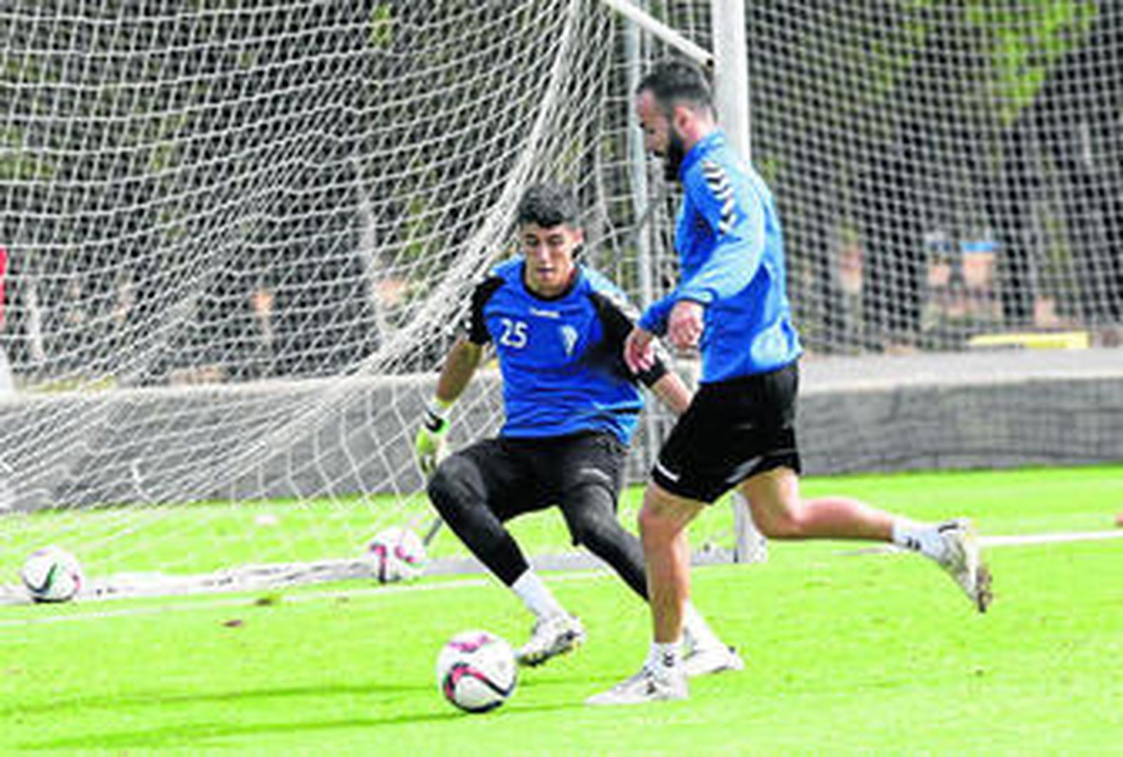 Andrés Sánchez encara al portero del filial Álex Lázaro durante un partido de entrenamiento.