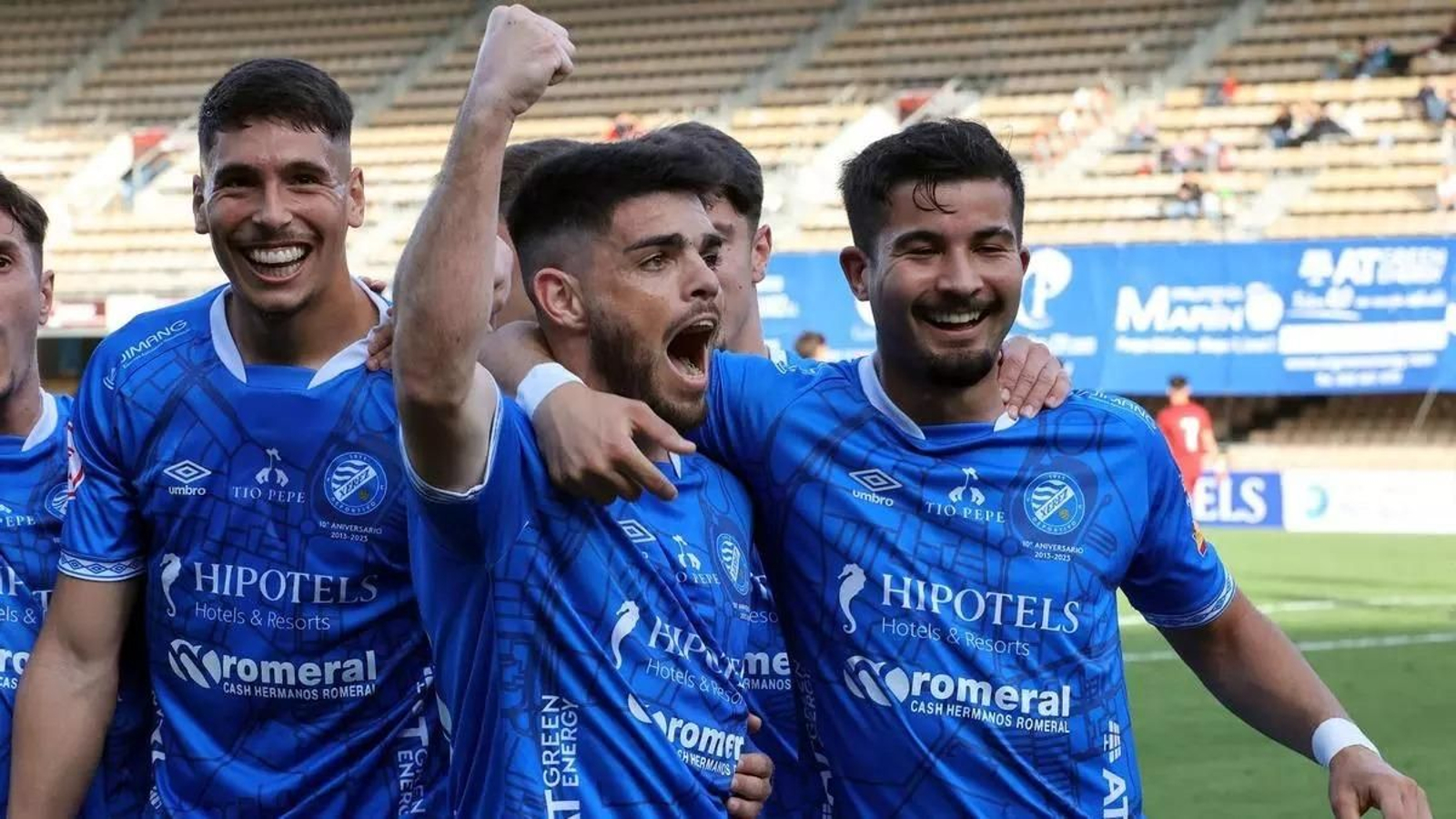 Carri celebra un gol con Ilias y Hugo. Carri celebra un gol con Ilias y Hugo.