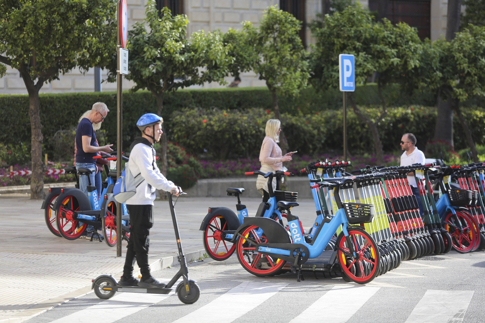 Punto de alquiler de patinetes y bicicletas eléctricas junto a la Aduana. Punto de alquiler de patinetes y bicicletas eléctricas junto a la Aduana.