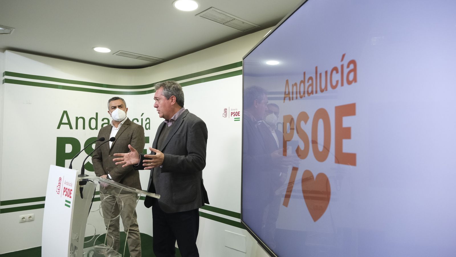 Imágenes de la visita del Secretario General del PSOE-A, Juan Espadas, a Almería.