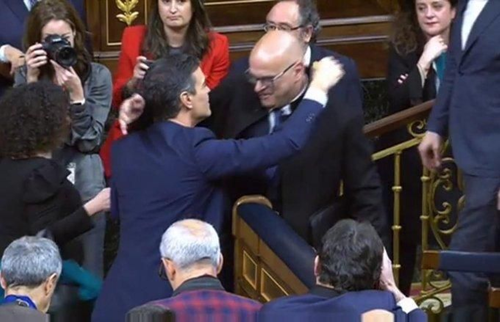 Abrazo entre Pedro Sánchez y el subdelegado del Gobierno en Jaén, Manuel Fernández.