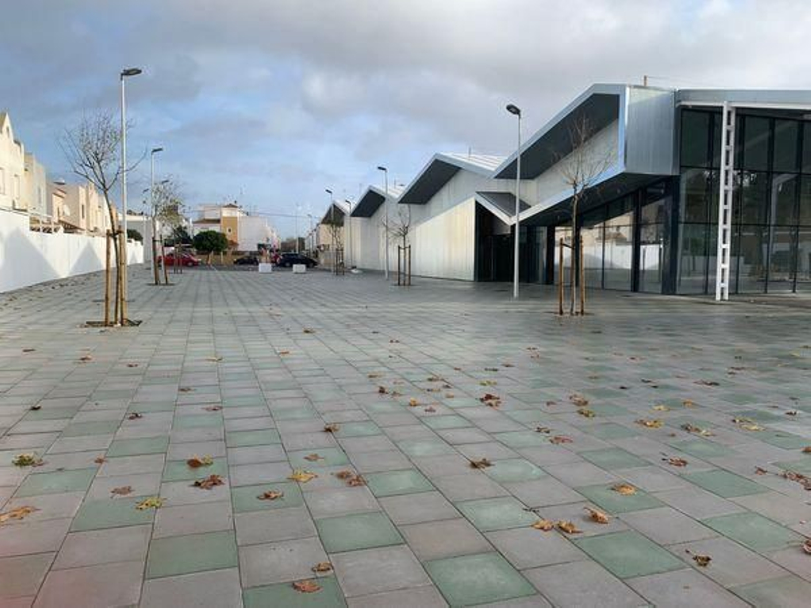 La plaza Estados Unidos de América de Rota, con el centro cultural.