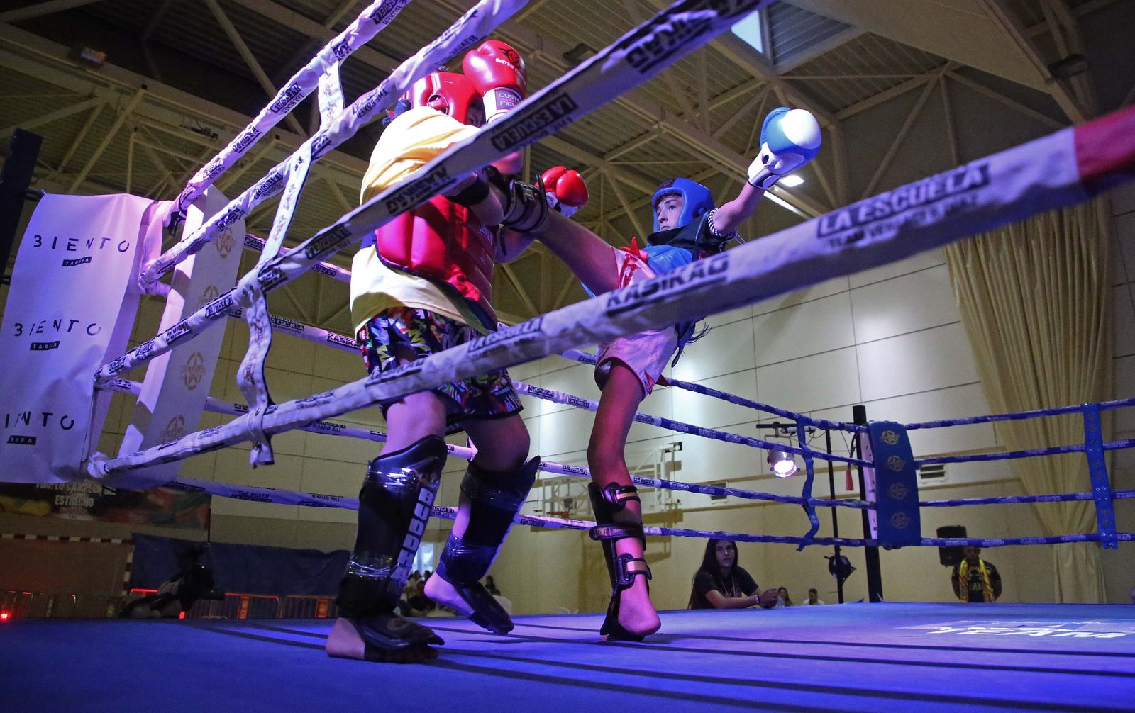 Velada de rock boxing en Tarifa, en imágenes