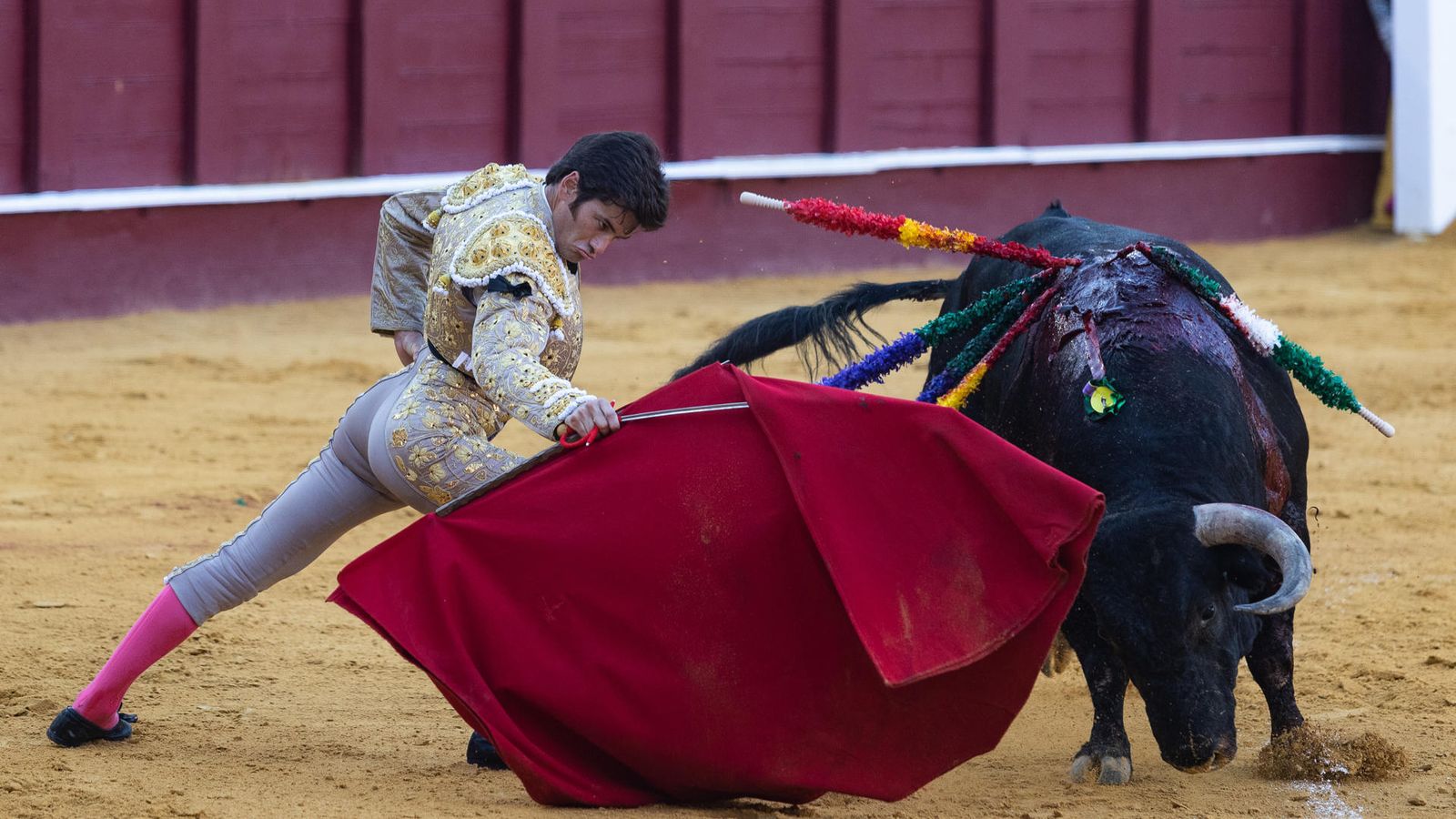 El matador José Garrido durante la lidia de su primer toro.