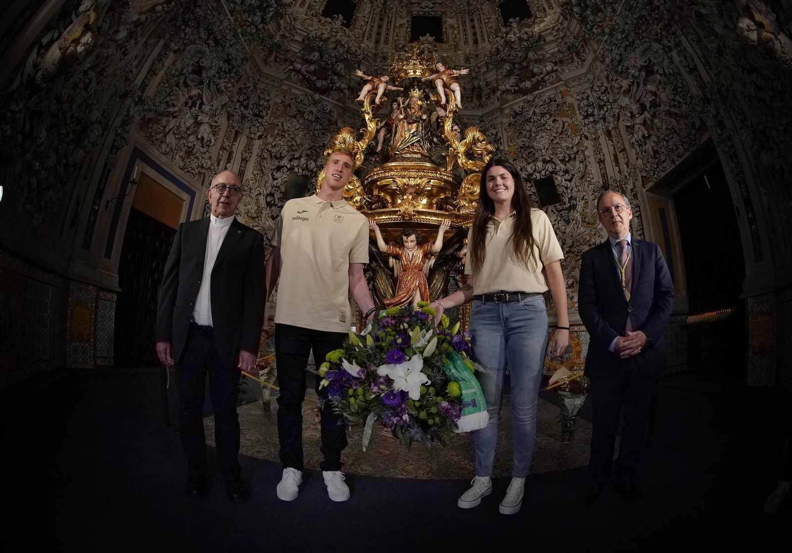 El Unicaja ofrece la Intercontinental a La Victoria: las imágenes de la ofrenda floral previo al arranque de curso