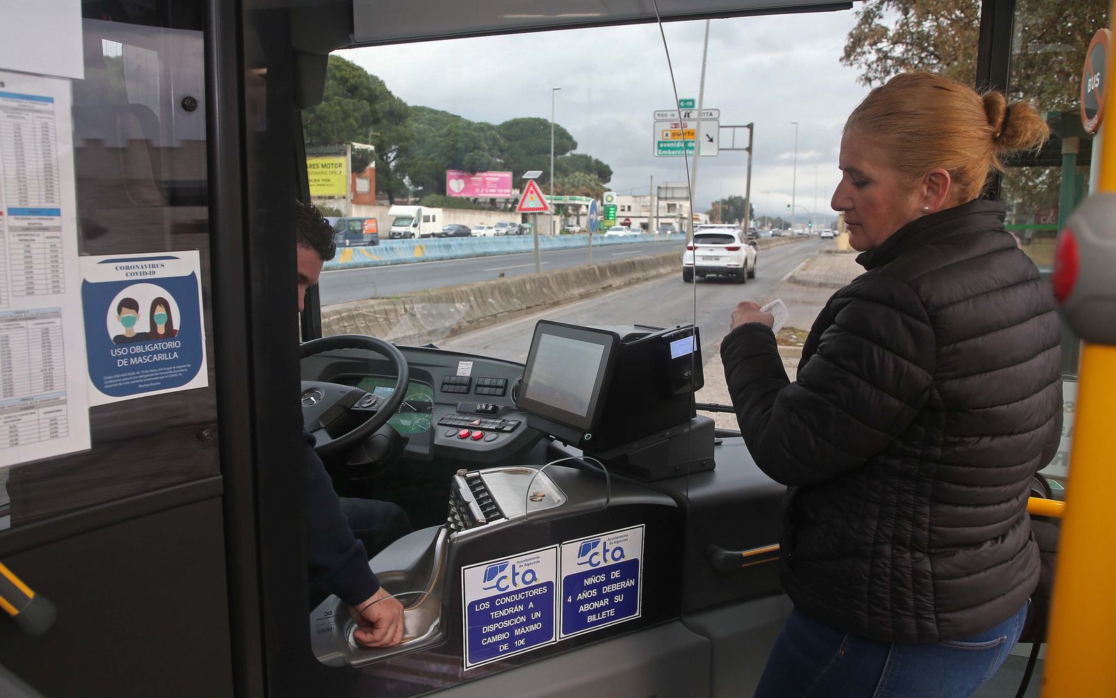 Fotos del primer día sin mascarillas en el transporte público en Algeciras