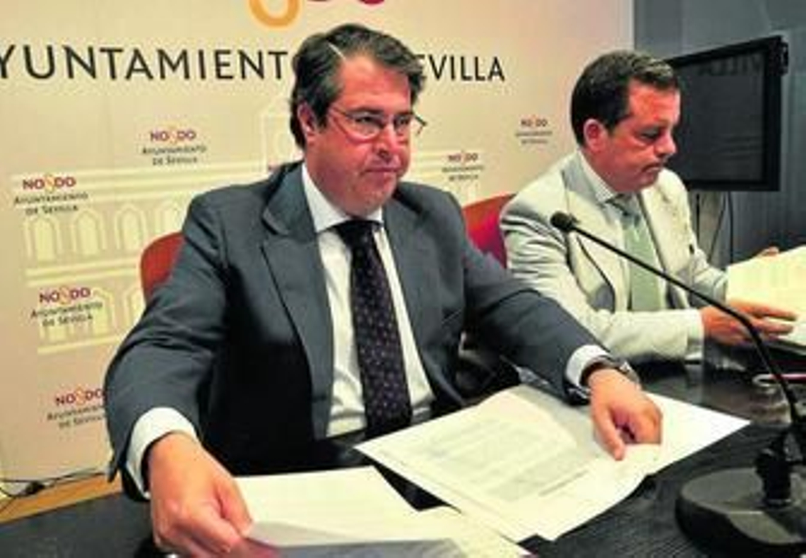 El delegado, Gregorio Serrano, y el director general de Fiestas Mayores, Rafael Ribas.