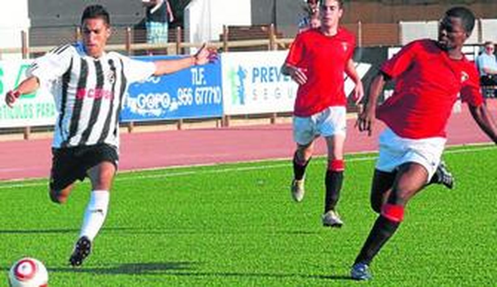 Biri (i) se dispone a centrar, perseguido por Camilo Engonga, del Ayamonte, el pasado domingo.