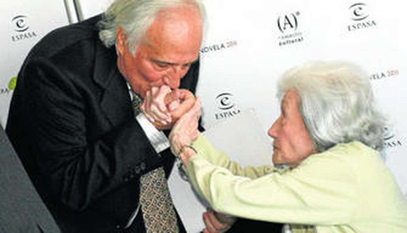 Raúl del Pozo saluda a Ana María Matute, presidenta del jurado.