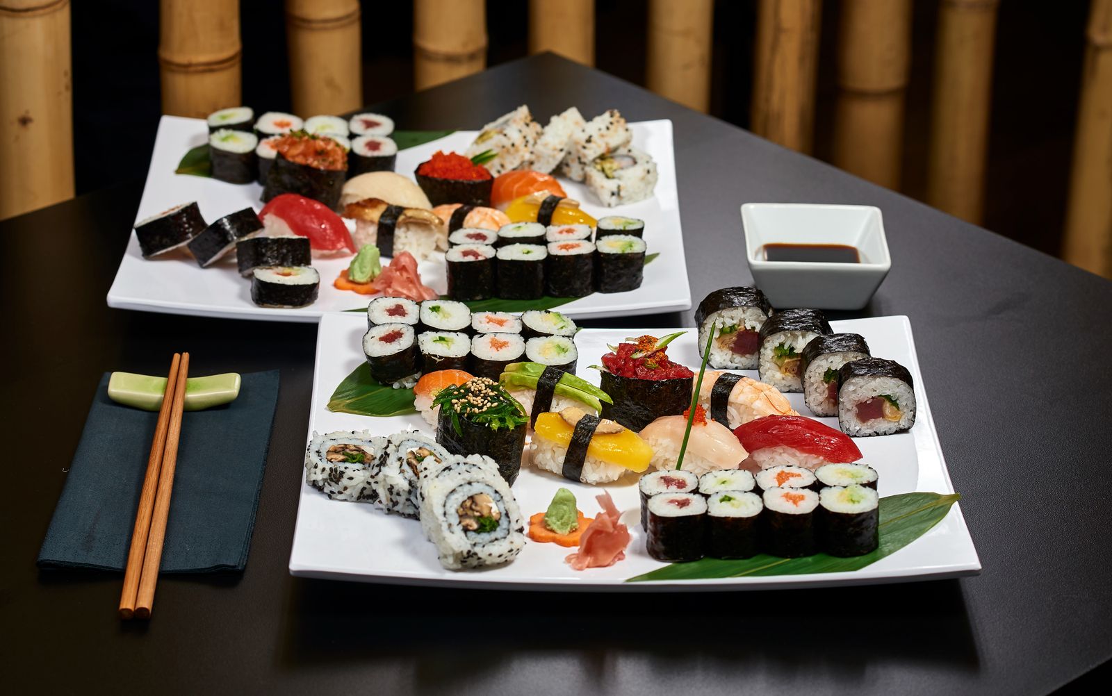 Las bandejas de sushi son el plato principal de Aisushi.