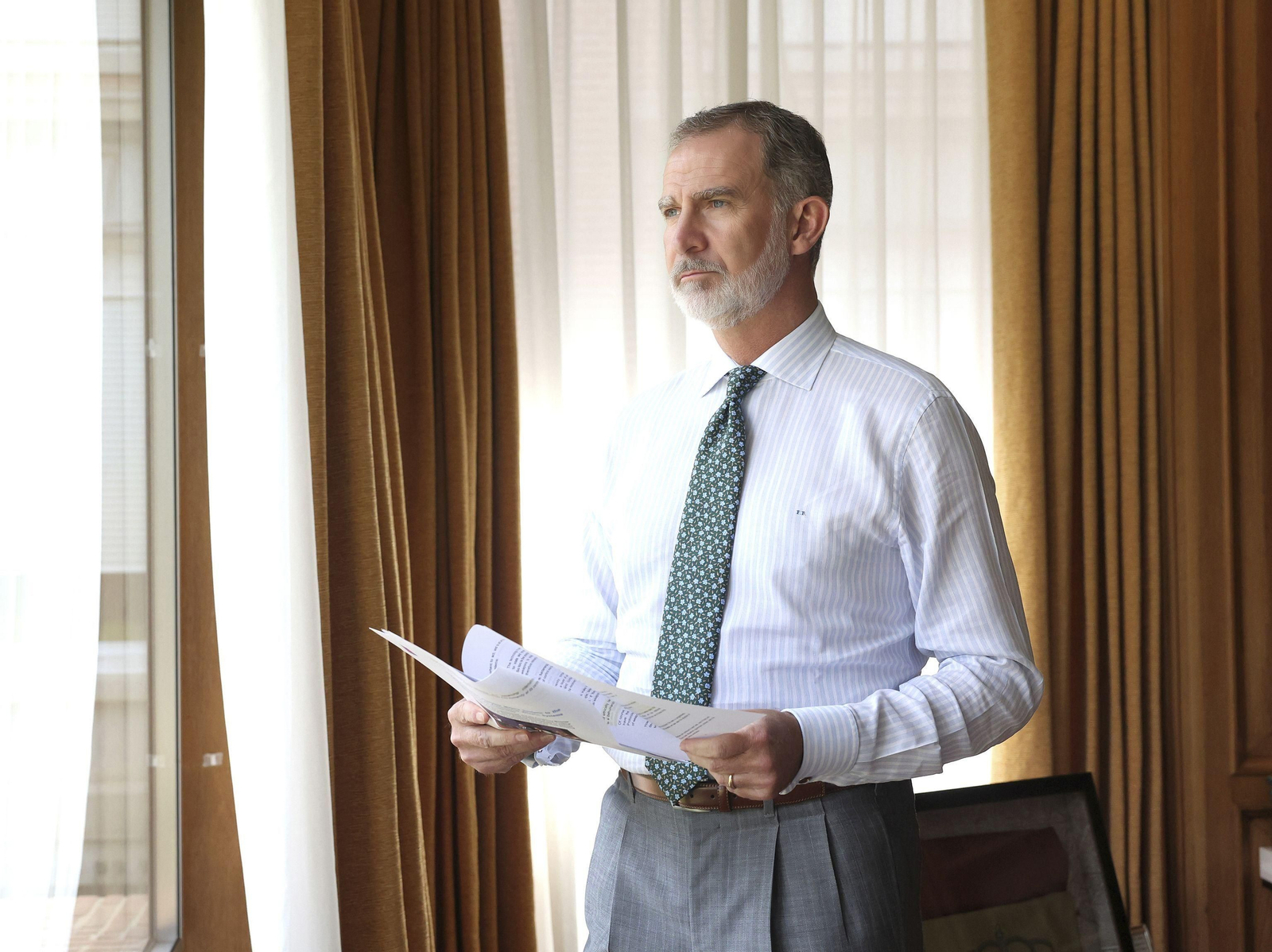 Imágenes difundidas por Zarzuela del rey Felipe VI en su despacho