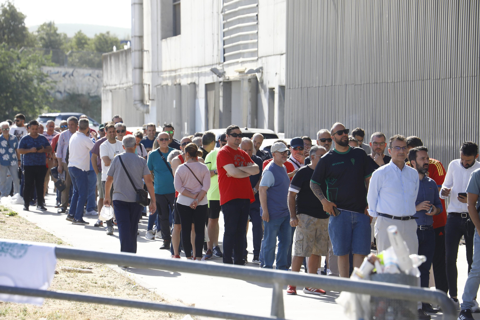 Colas en El Arcángel: Fondos agotados para el Córdoba CF - Ponferradina