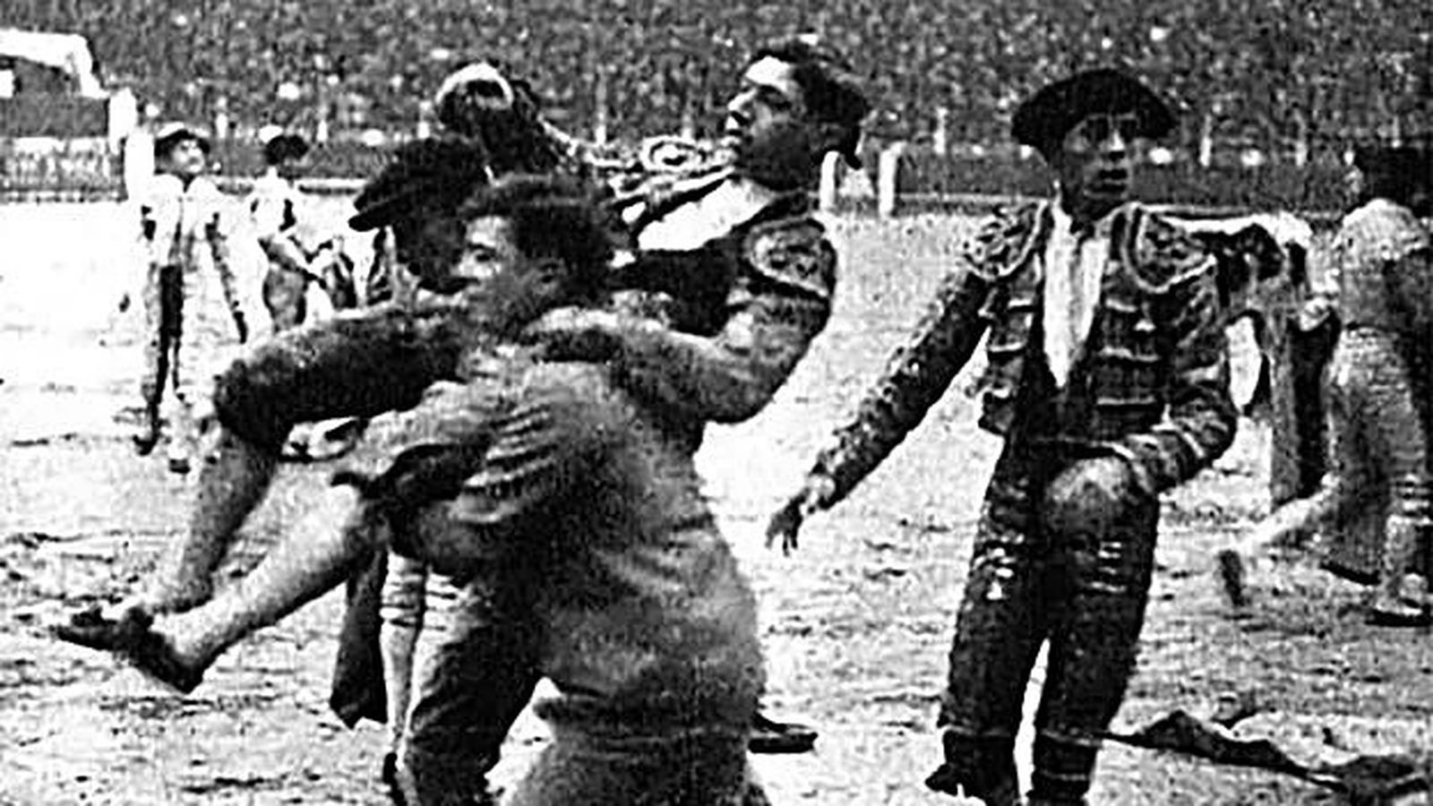 El infortunado diestro choquero es conducido a la enfermería después de la fatal cornada.