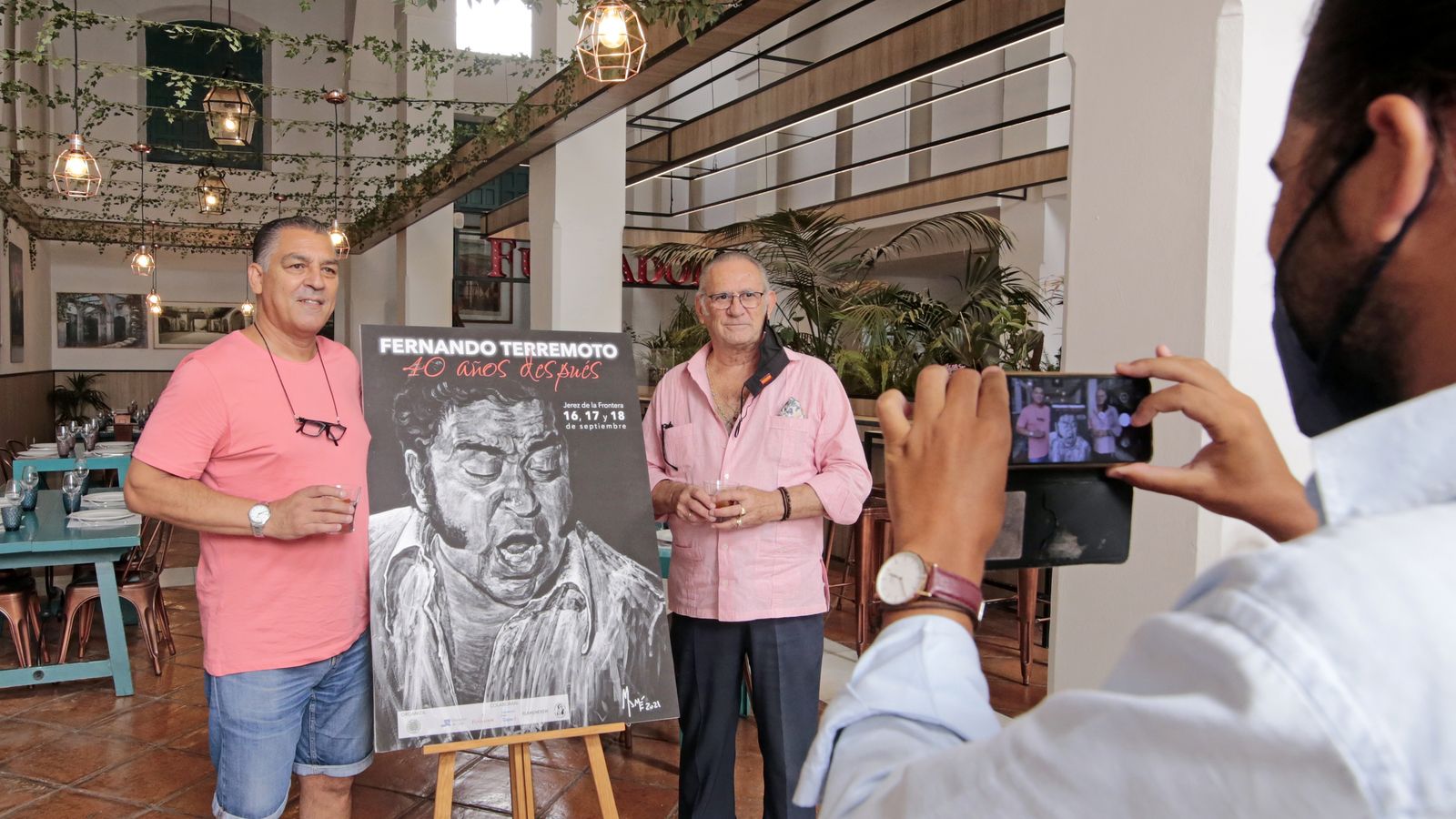 Miembros de la peña Terremoto, con el cartel de las jornadas.