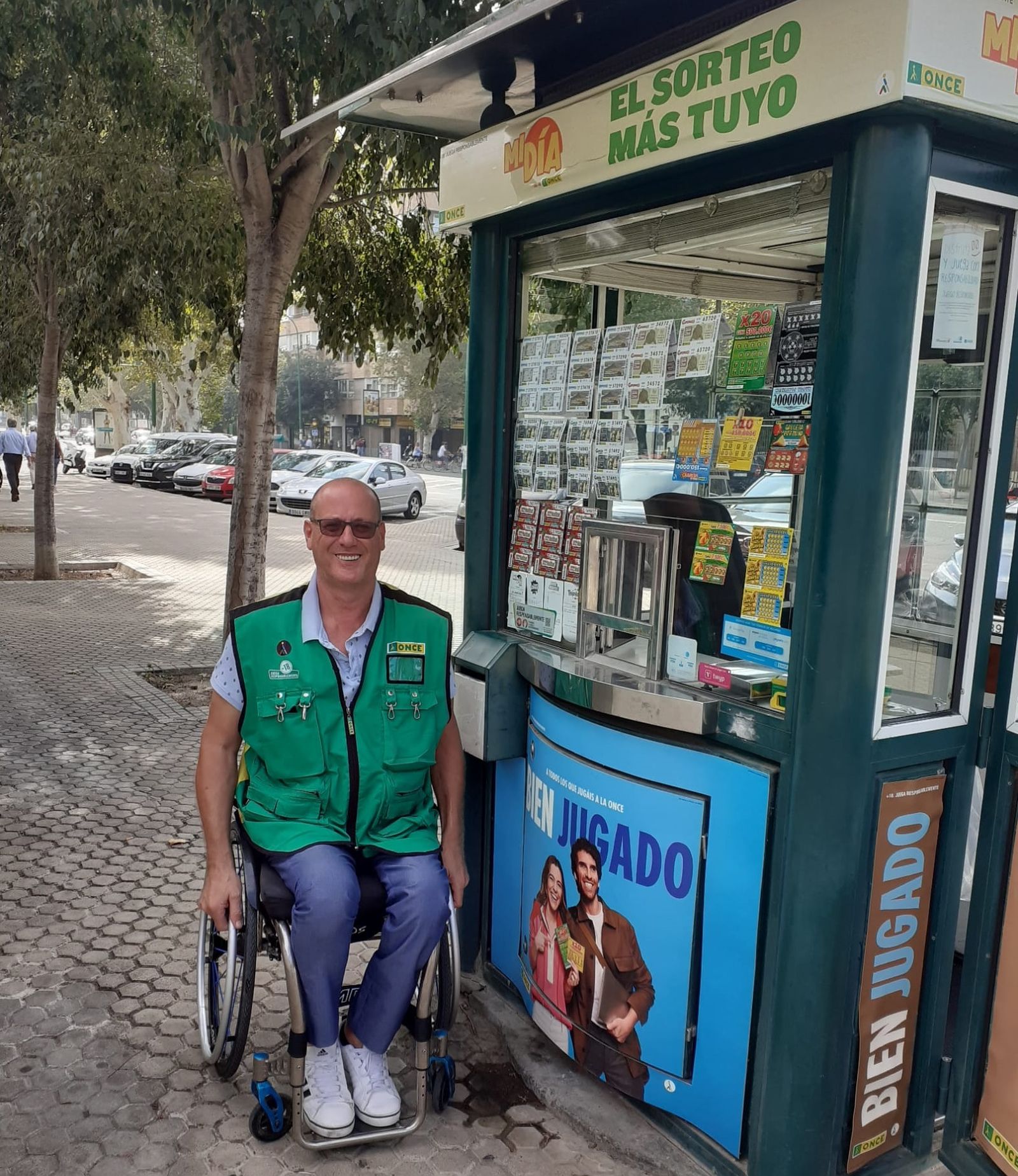 El vendedor José Antonio Expósito, que ha repartido el premio.