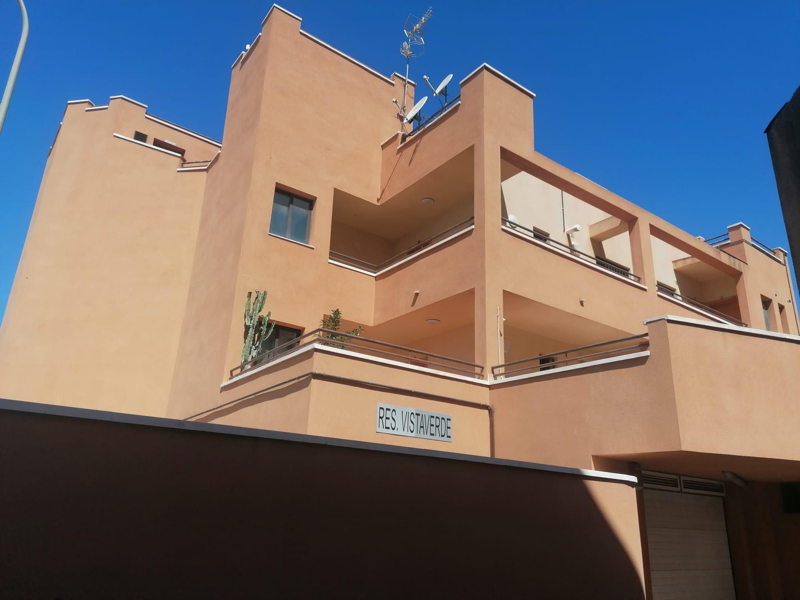 Edificio Vistaverde, en la calle Catania de Aguadulce, donde residen 53 familias que pueden ser desalojadas.