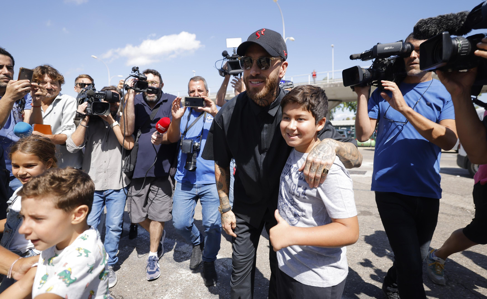 Sergio Ramos posa junto a un niño tras aterrizar en Sevilla este lunes.