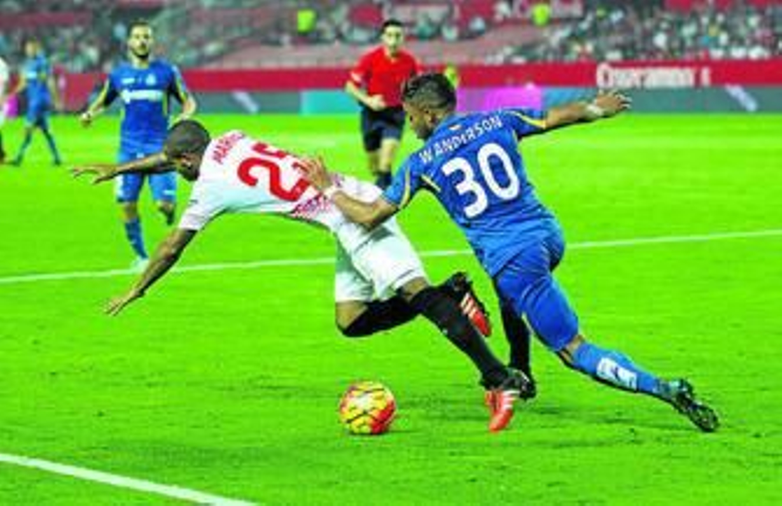 Gameiro, que consiguió su primer 'hat trick' como sevillista, rebaña un balón ante Sarabia.