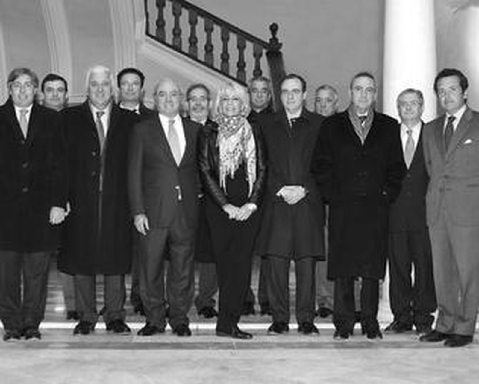 Los miembros del Consejo de Andalucía de Telefónica junto a la alcaldesa de Cádiz, Teófila Martínez.