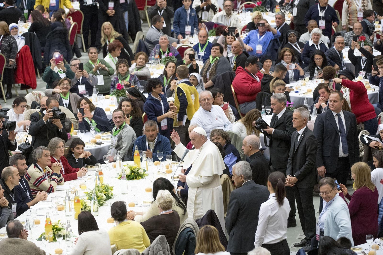 El Papa almuerza con 1.500 pobres