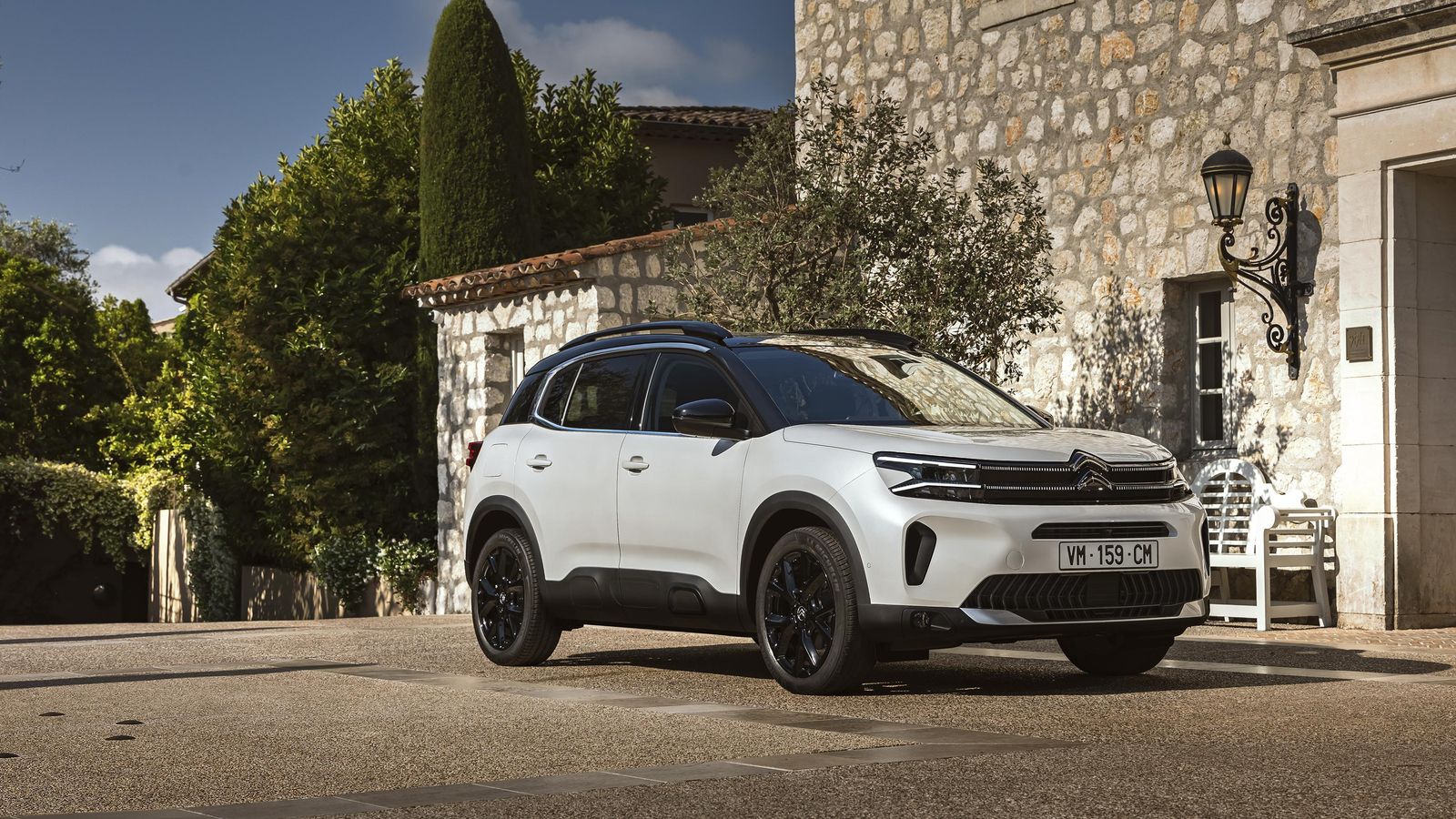 El C5 Aircross Hybrid 136 está a la venta con los mismos tres niveles de equipamiento disponibles con otros motores: You, Plus, Max y Ë Series. El C5 Aircross Hybrid 136 está a la venta con los mismos tres niveles de equipamiento disponibles con otros motores: You, Plus, Max y Ë Series.