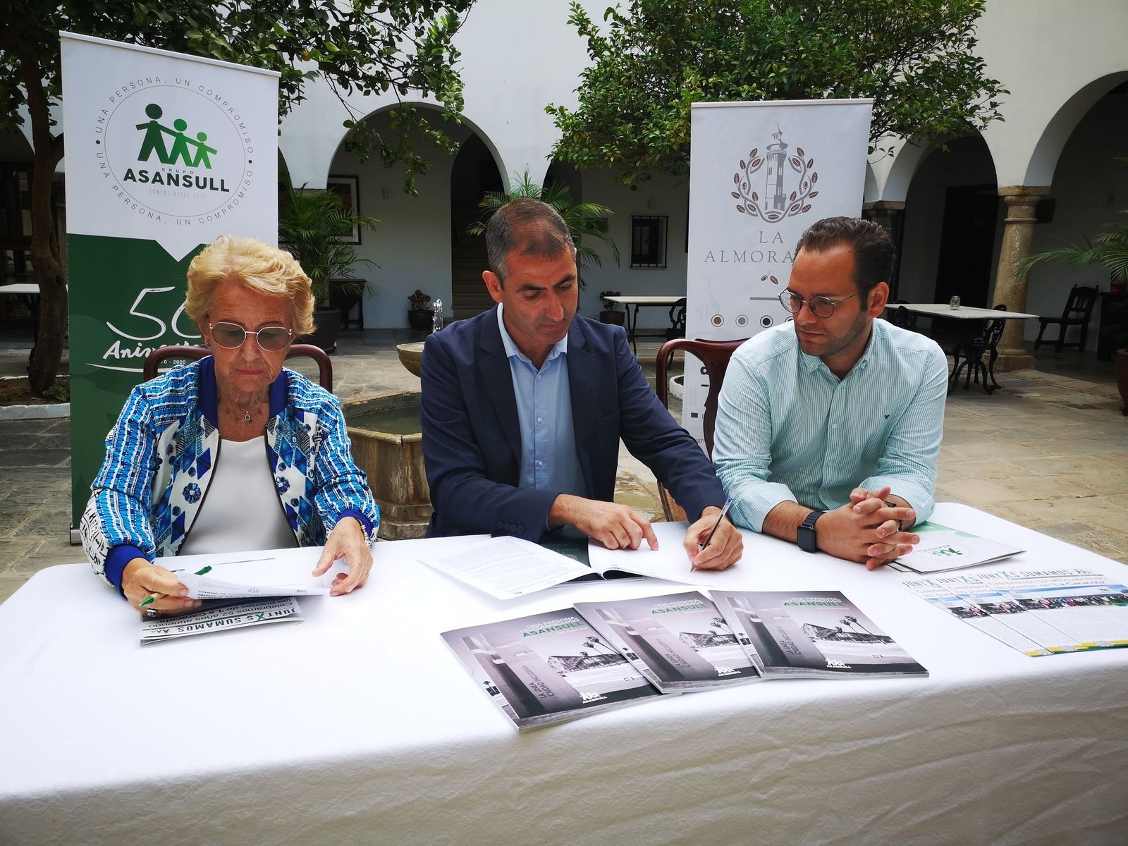 Un momento de la firma del convenio. De izquieda a derecha: María Luisa Escribano, la presidenta de Asansull, Emilio Romero, director de la empresa La Almoraima y el coordinador general de Asansull, Ismael Vaca