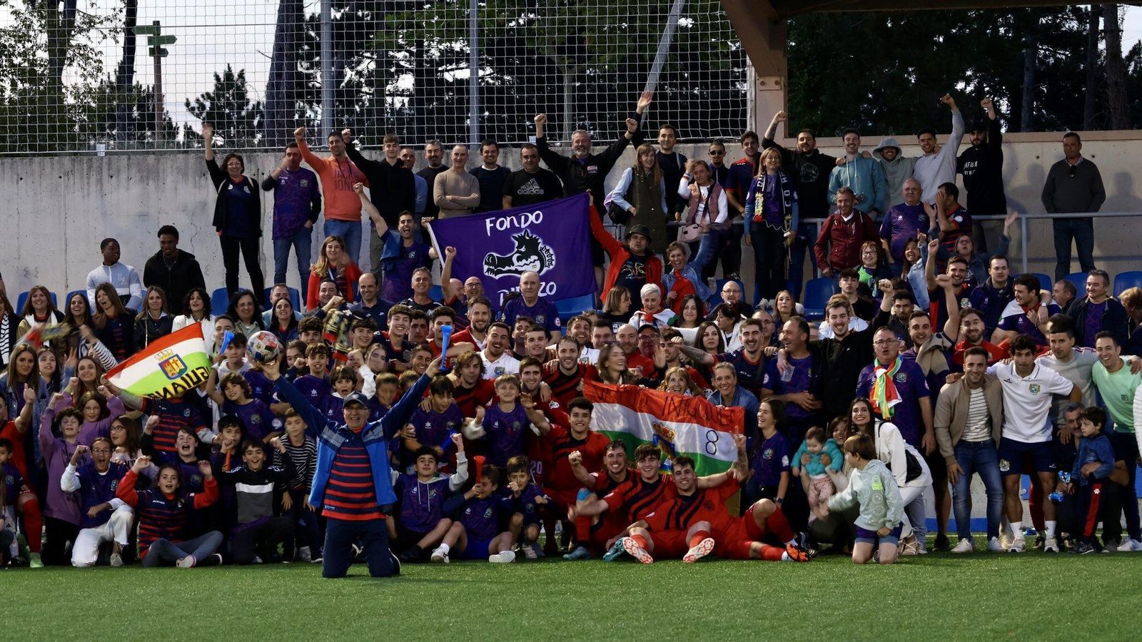 Los jugadores del Anguiano festejan el 0-3 al Ardoi navarro. Los jugadores del Anguiano festejan el 0-3 al Ardoi navarro.