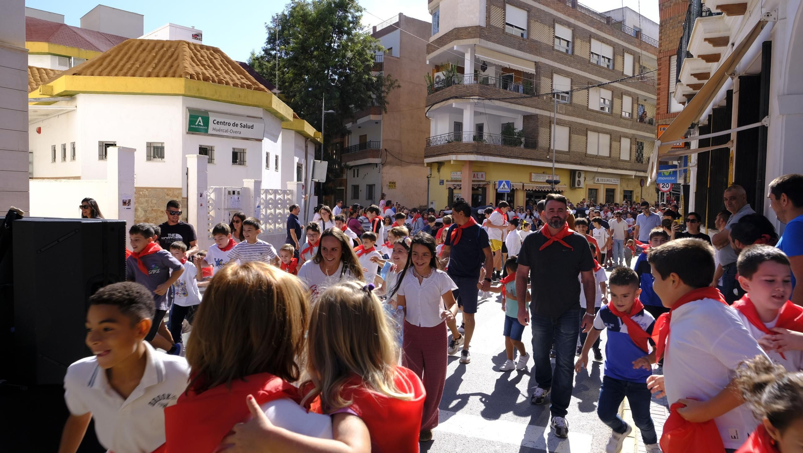 Encierro infantil y gigantes y cabezudos en las Fiestas de Huércal Overa, en imágenes