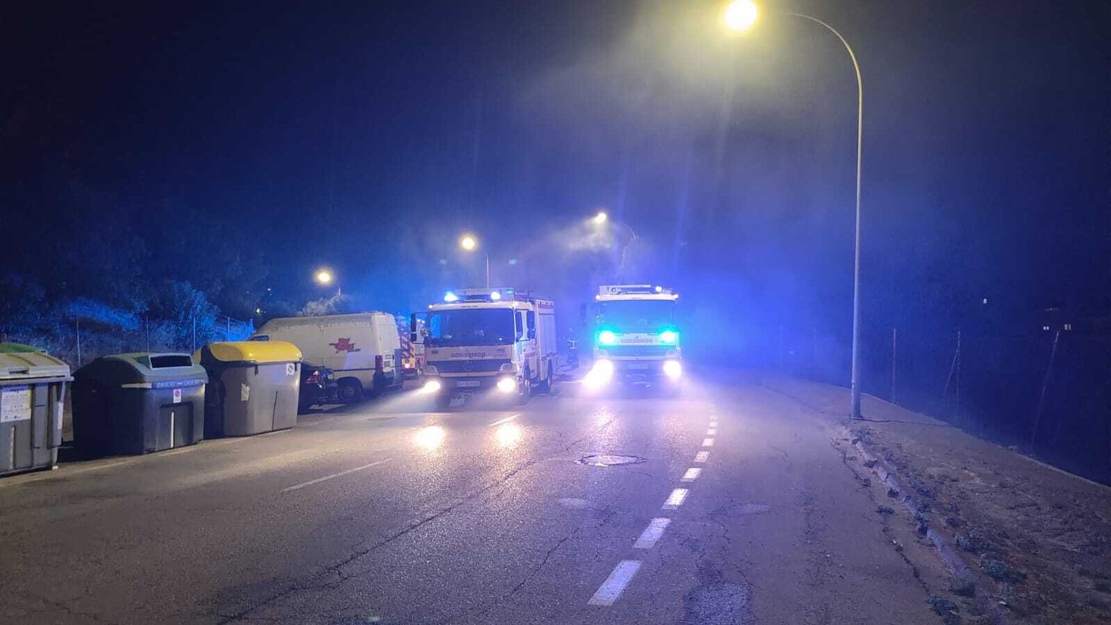 Los bomberos, este lunes por la noche en Algeciras.