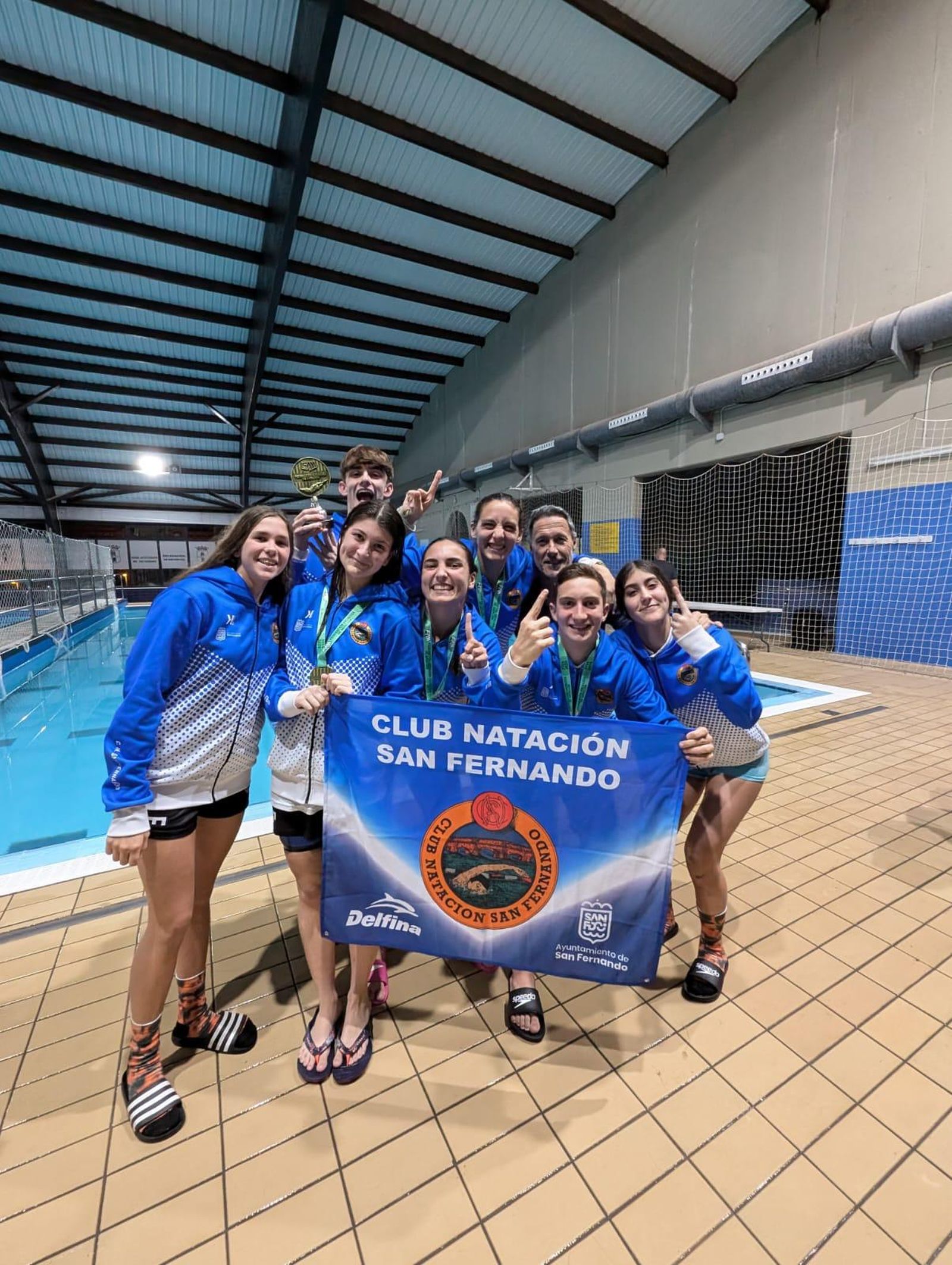 El CN San Fernando celebra su triunfo en el campeonato celebrado en Dos Hermanas.