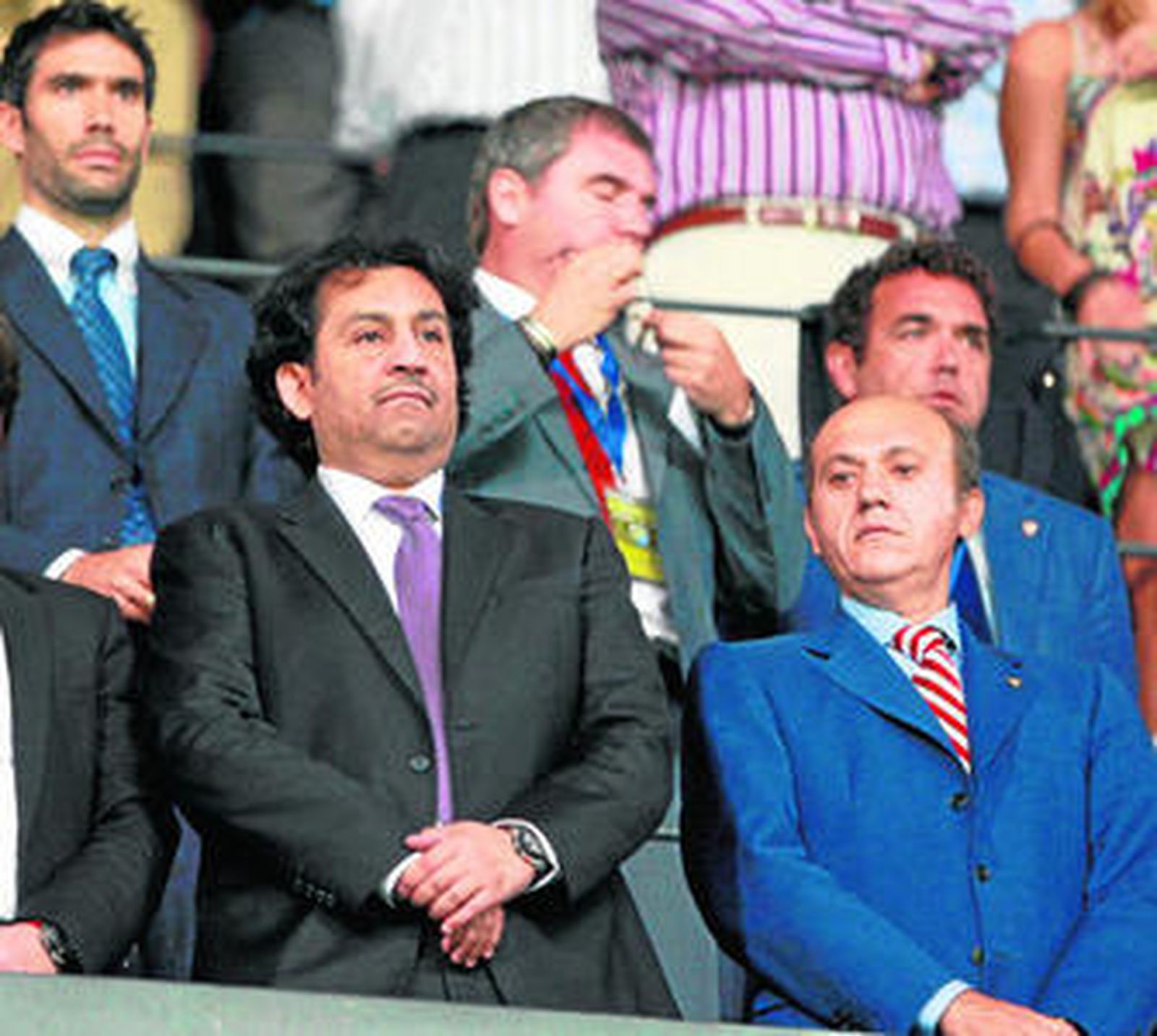 El presidente del Málaga, Abdullah Al-Thani, en el palco junto a José María del Nido el día del partido ante el Sevilla.