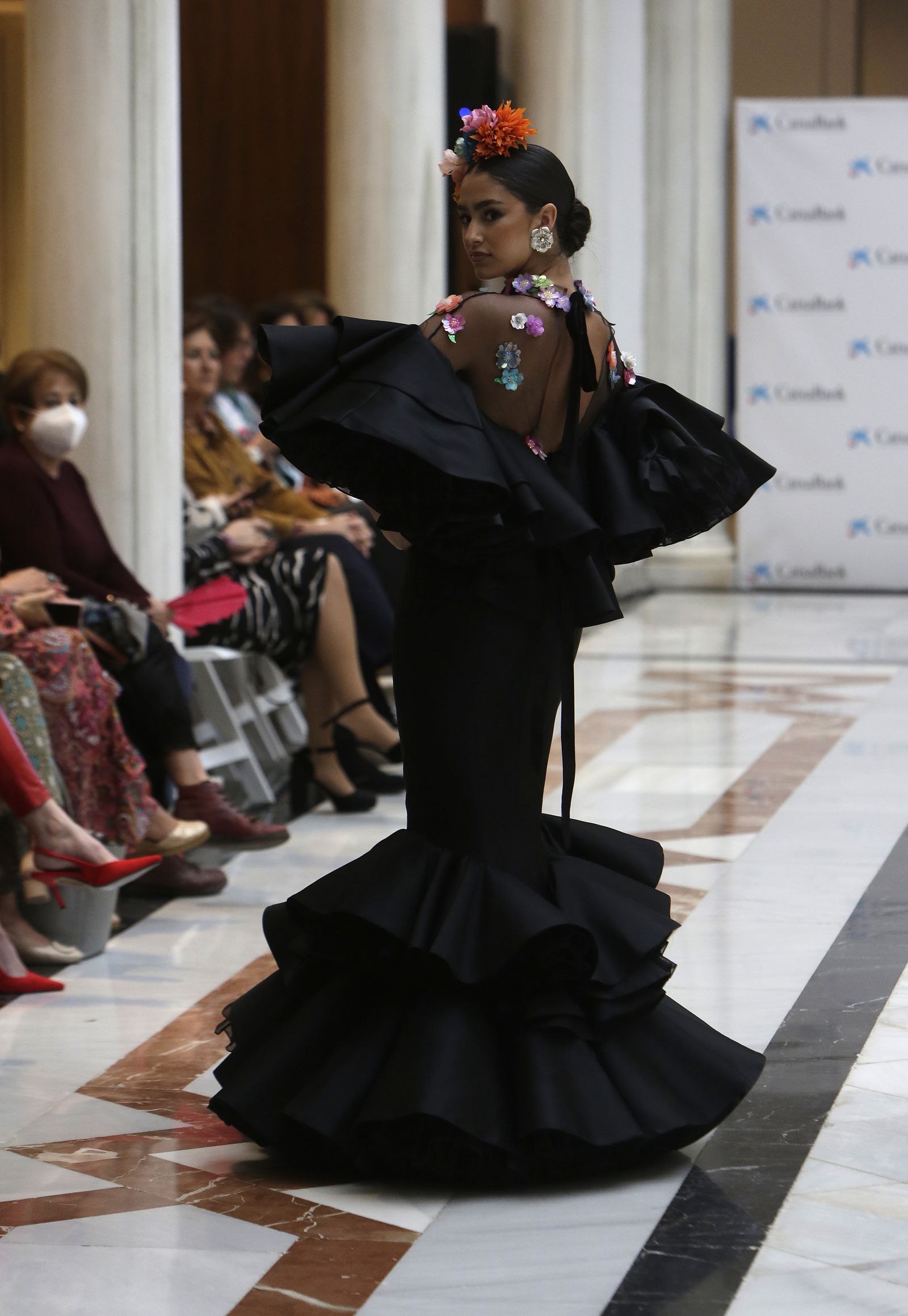 Desfile moda flamenca en las vísperas de la Feria de Abril CaixaBank
