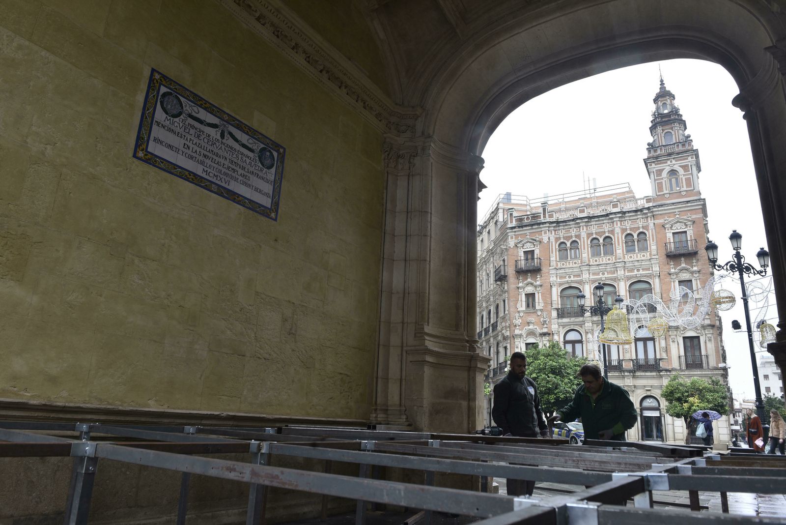 Preparativos del Nacimiento del Arquillo del Ayuntamiento bajo la cerámica de Cervantes.
